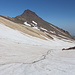 Unterwegs im Aragats-Krater - Mittlerweile geht's wieder über ausgedehnte Schneefelder durch den Kraterkessel. Im Rückblick ist der Ostgipfel zu sehen.