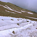 Im Abstieg zwischen Aragats-Südgipfel und Kari-See - Wieder passieren wir das abgedeckte Schneefeld auf ca. 3.600 m. 