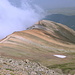 Im Abstieg zwischen Aragats-Südgipfel und Kari-See - Blick über den vielfarbigen, südöstlich verlaufenden Gratrücken. Aus dem Krater (links) steigen derweil Wolken auf.