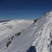 Ich befinde mich im Aufstieg vom Skilift zum Madrisahorn Westgrat. Im Hintergrund ist das breite Rätschenhorn (2703m) zu sehen.