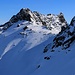 Gargeller Madrisa (2770m) und Tourengänger im Aufstieg zum Madrisajoch (2612m).