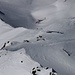 Einige Heli-Skitouristen liessen sich auf den Gratbuckel P.2721m hochfliegen.