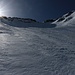 Ich bin wieder zurück bei meinen Ski und das Madrisahorn ist nun gespurt. Nun fuhr ich etwas ab, stieg dann zum Ostgrat beim P.2721m auf und gelangte mit einer kurzen Abfahrt zurück ins Skigebiet. <br /><br />Ganz hinten, etwas unscheinbar ist der Gipfel Madrisahorns (2826,1m) neben der Sonne zu sehen.