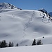 Skitourenfahrer ziehen ihre Schwünge durch den schönen Hang
