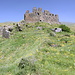 Amberd - Blick auf Ruinen der mittelalterlichen Festungsanlage. Die historische Stätte befindet sich an den südlichen Ausläufern des Aragats.
