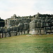 Zwei der ehemals 13 Zinnen von Sacsayhuamán. Die grössten Steine sollen über 300 t wiegen.