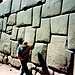 Inka-Mauerwerk in Cusco. Die - unregelmässigen - Steine sind so präzise gearbeitet, dass man kein Messer in die Spalten stecken könnte.