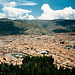 Blick vom Sacsayhuamán-Hügel auf das Stadtzentrum von Cusco