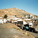 Potosí - Cerro Rico <br />Schichtwechsel bei der Cooperativa.<br />Die neue Schicht holt sich Dynamit, Schnaps und Kokablätter ..