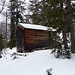Das freut mich: die nur in der 1:50 000 BVA- Karte verzeichnete Jagdhütte am Grat! <br /><br />Verdiente Pause.Jetzt erst kommen die Schneeschuhe drauf.