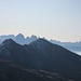 Erstmals gucken an diesem klaren Herbsttag die Dolomiten herüber: links Marmolata (Hintergrund), unmittelbar davor Langkofel, Fünffingerspitze, Grohmannspitze, Zahnkofel und Plattkofel.
