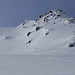Links die Abfahrtspuren der Skifahrer. Im Aufstieg bleibt man auf dem Rücken unterhalb der Felsregion und quert dann später den Abfahrtshang