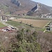 Nach dem ersten Aufschwung. Beim Strommasten erreicht der nordseitige Pfad den Grat. Im Hintergrund die weiteren Gipfelziele.