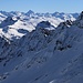 Parpaner Rothorn (2899m): Gipfelaussicht in östliche Richtung. Rechts steht gegenüber das Erzhorn (2924m), im weiteren Gratverlauf sind das Älpliseehorn (2725m) und das Schaftällihorn (2546m).