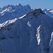 Gezoomte Aussicht vom Parpaner Rothorn (2899m) zum eindrücklichen Lenzer Horn (2906m). Im Hintergrund ist der Piz Platta (3392m).