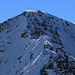 Gezoomte Aussicht vom Parpaner Rothorn (2899m) hinüber aus Aroser Rothorn (2980,0m). Auf dem Gipfel erkennt man zwei- und auf dem Grat im Schlussaufstieg vier weitere Berggäner.