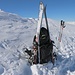Die Ski sind aufgebunden für den Aufstieg über den Nordwestgrat aufs Aroser Rothorn.
