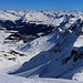 Aroser Rothorn (2980,2m): Gipfelaussicht nach Nordosten auf die Aroser Alp und hinunter nach Arosa (1739m). Rechts gegenüber steht das Erzhorn (2924m).