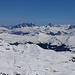 Aroser Rothorn (2980,2m): Gipfelaussicht nach Nodnordosten aufs Skigebiet von Arosa mit dem Weisshorn (2653m). Hinter dem Weisshorn steht der Cunggel (2413m) in der nächsten Bergkette; am rechten Bildrand in derselben Kette ist das Mattjisch Horn (2461m). Am Horizont hinter dem Cunggel ist die vorarlbergische Zimba (2643m) zu erkemmen. Weitere auffällige Felsgipfel am Horizont sind links der Bildmitte die Drusenfluh (2827m) und die Drei Türme (2830m), rechts davon die Sulzfluh (2817m).