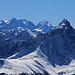 Aroser Rothorn (2980,2m): Gipfelaussicht im Zoom zum Piz Ela (3339m). Im Hintergrund sind die höchsten Gipfel Gaubündens zu sehen: Bellavista (3922m), Piz Zupò (3996m), Piz Bernina (4048,6m), Piz Scerscen (3971m) und Piz Roseg (3937m).