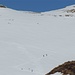 "giù nella Val de la Portela salgono altri sciatori ed escursionisti con le ciaspole"