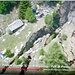<br />Alpe di Ròscera am 15. Mai 2012, Luftaufnahme<br /><br />Gelber Pfeil ➙ Messstation/Messhäuschen/Datenübertragungsstation <br /><br />♬♫♬ Se ti tagliassero a pezzetti ♫♬♫<br />[https://www.youtube.com/watch?v=UyYCD3fDMwE]