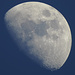 Der Mond am 17. März am blauen Himmel / La luna il 17 marzo al cielo blu