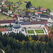 Schöner Tiefblick auf das Kloster Ettal vom Schartenkopf gesehen