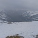 durch Nebel getrübter Blick vom Gipfel nach Norden. Im Hintergrund die Tarentaise.