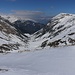 Aussicht vom Rotgrind (2290m) ins untere Surettatal.