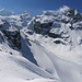 Aussicht vom Rotgind (2290m) ins obere Surettatal. Links ist das Surettahorn / Punta Nera (3027m), rechts steht der Hauptgipfel der Äusseren Schwarzhörner  (2891m).