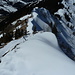 für den Abstieg zum Teufimattsattel wurden die Skier auf den Rucksack geschnallt.<br />Der Abstieg ist zum Teil mit Drahtseilen gesichert.