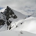 Da wollten wir hinauf. Auf dem Bild nicht gut sichtbar aber unterhalb des Gipfels hat es Schneeabrisse was uns dann doch zu Riskant war. Bei Bildvergrösserung sind die Abrisse gut zu sehen.