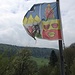 Die bunte Fahne der Gemeinde Haute-Ajoie