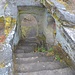 Die erhaltenen Bauformen, wie hier das Spitzbogenportal am Treppenaufgang, legen einen Ausbau der Burg in spätromanisch-frühgotischer Zeit nahe.