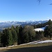 noch viel Schnee liegt im weiten Bergrund
