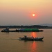 Taxiboot und Kohlefrachter auf dem Irrawaddy