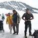 Hikr-Bergsteiger und bierbäuchiger Tourist auf dem Jungfraujoch (3464m). Dahinter ist der Trugberg (3932,9m).