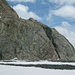 Die Konkordiahütte (2850m) hoch überm Konkordiaplatz. Vor etwa 100m war die Hütte gleich am Gletscherrand, heute muss man über eine Treppe etwa 100m eine Felswand hochsteigen!
