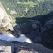 Breathtaing view down Upper Yosemite Falls, the smaller Lower Fall (Pointer) offers a [https://www.hikr.org/gallery/photo2306861.html?post_id=113961#1 spectacular Pool for a Swim], Report to follow. 