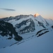 Das Aletschhorn (4193m) leuchtet im ersten Morgenlicht. Links davor ist das Dreieckhorn (3810,7m).
