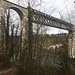 Der Weg führt durch einen Bogen der imposanten Eglisauer Eisenbahnbrücke