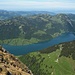 Blick runter zum Wäggitalersee und zur Alp Hohfläsch (wo s'Bierli wartet)