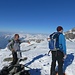Auf dem Gipfel des Hanenstock. Tourenführer Willi hat alles im Griff und zeigt die umliegenden Gipfel. Rechts ist der Gross Kärpf (2794m) zu sehen - mit Schneeschuhen eine Nummer zu gross. Wir begnügen uns am nächsten Tag mit seinem kleinen Bruder.