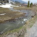 Der Bergbach läuft fast über ob dem vielen Schmelzwasser