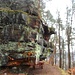 Der Kanzelfelsen. Typisch für den Rodalber Felsenwanderweg: Die schattigen Pausenplätze.