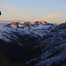 Das tiefe Verwalltal liegt noch im Dunkeln während die Gipfel beim Arlbergpass schon in der Mogensonne leuchten. <br /> <br />Die schönen Gipfel sind (v.l.n.r.): Trittkopf (2720m), Pazüelfernerspitze (2712m), Valluga (2809m) und Sindlerspitze (2648m).