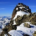 Der Gipfelkopf vom Horn (3003m), der Gipfel thront auf drei Seiten über riesigen Felsabbrüchen.