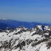 Aussicht vom Horn (3003m) im Zoom zum Alpstein, rechts dahinter reicht der Blick bis zum Schwarzwald ond den über 250km entfernten Vogesen (Vosgues) in Frankreich! <br /> <br />Die makrkante Gipfelkette im Vordergrund sind (v.l.n.r.): Lobschild (2445m), Lobspitze (2605m), Westliche Eisentalerspitze (2710m) und Hochburtschakamm (2662m).