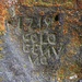 Inschrift 1719 und möglicherweise "Gold genu..", wenn man ein spiegelverkehrtes d und n und ein v als u annimmt